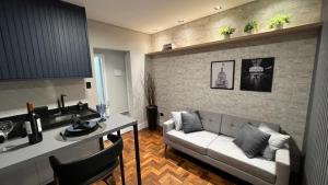 Studio 73 - VISTA LINDA, próx metro, WI-FI 300 megas, AR COND