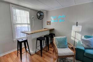 Heart of Galveston Stylish Apt Near Attractions