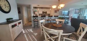 Gourgeous lake views, amazing susets, on main channel