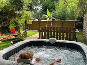 Maisons de vacances The Dordogne Huts with Private Pool and Jacuzzi : photos des chambres