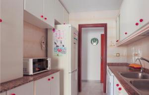 Cozy Home In Los Alcázares With Kitchen