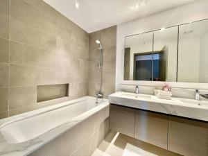 Elegant & Chic 2bedroom balcony Creek Waterfront