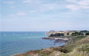 Maisons de vacances 3 Bedroom Cozy Home In Lamballe-Armor : photos des chambres