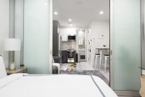 78-3B New Junior 1 BR Prime UES WD in unit