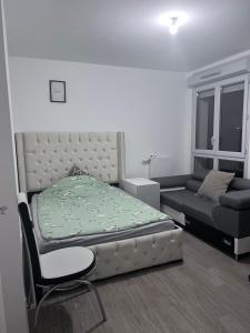 Chambre individuelle dans un appartement à 37 de champs élysées