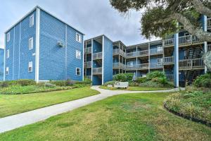 Chic Oceanfront North Topsail Beach Condo with Deck