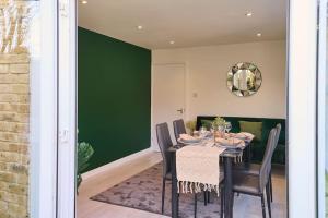 Fabulous 3 bed NW London apartment with private garden