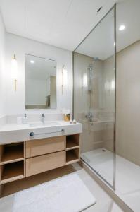 Spacious & Bright 2bedroom Apts with Balcony Dubai Creek