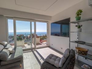 Magnifique 3P climatisé en dernier étage avec terrasse face mer, proche centre Menton - FR-1-196-326