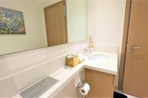 Modern & Chic Waterfront 2bed balcony Dubai Creek