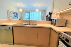 Modern & Chic Waterfront 2bed balcony Dubai Creek