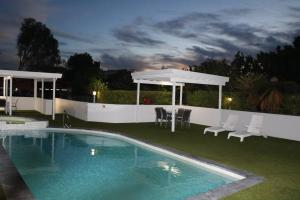 Family Friendly 3 Bedroom - River Views - short walk to the Beach