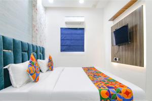 FabHotel Yellow Leaf