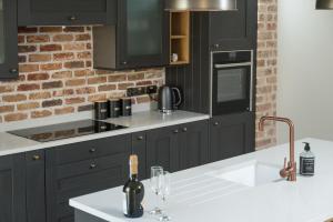 Designer Cotswold post house with external sauna