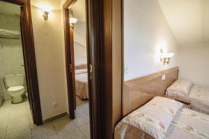 Quadruple Room with Private Bathroom room in Hostal Plaza