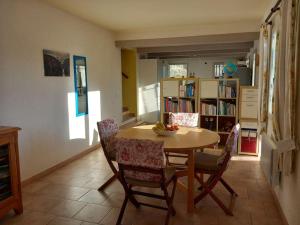 Maisons de vacances Detached villa with secure private garden, 800 metres from medieval village : photos des chambres