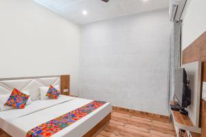 FabHotel Sirtaj Suits