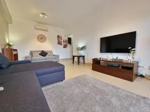 Apartamento Royal Garden T2 by YHA - Alvisquer