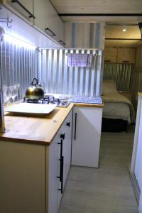 Ndlovu Tiny Home with a hot tub in Dinokeng