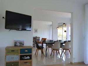 Maisons de vacances Maison climatisee avec piscine privee, 5 pieces, 7 couchages a 15 min des plages de Vallauris - FR-1-252-103 : photos des chambres