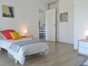 Maisons de vacances Maison climatisee avec piscine privee, 5 pieces, 7 couchages a 15 min des plages de Vallauris - FR-1-252-103 : photos des chambres