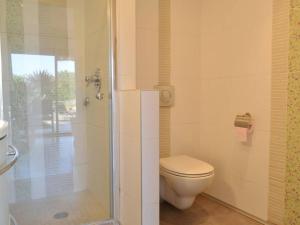 Maisons de vacances Maison climatisee avec piscine privee, 5 pieces, 7 couchages a 15 min des plages de Vallauris - FR-1-252-103 : photos des chambres