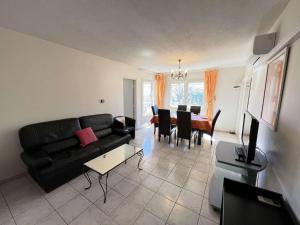 Appartement T3 Climatisé, 2 Chambres, Balcon, Parking, Proche Plage, Lave-linge - FR-1-702-22