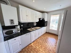 Appartement T3 Climatisé, 2 Chambres, Balcon, Parking, Proche Plage, Lave-linge - FR-1-702-22