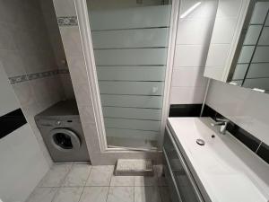 Appartement T3 Climatisé, 2 Chambres, Balcon, Parking, Proche Plage, Lave-linge - FR-1-702-22