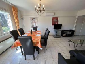Appartement T3 Climatisé, 2 Chambres, Balcon, Parking, Proche Plage, Lave-linge - FR-1-702-22