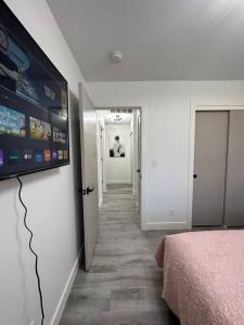 Cozy Getaway with King bed & 70inTV