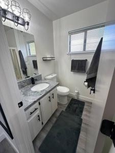 Cozy Getaway with King bed & 70inTV