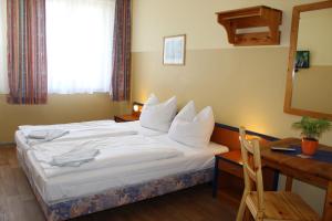 Double Room with Shared Bathroom room in Pension Schwalbenweg