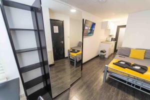 STAY SA Cosy equipped studios available 10 mins from the city! Free WIFI &50" SMART TVs!