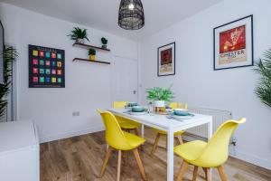 NEW! Stylish 2-bed home, in Chester by 53 Degrees Property, Ideal for Long Stays, Great location - Sleeps 6