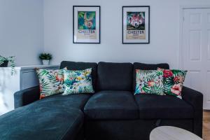NEW! Stylish 2-bed home, in Chester by 53 Degrees Property, Ideal for Long Stays, Great location - Sleeps 6