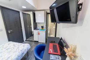 STAY SA Equipped Studios in Guest House next to UOB and QE!