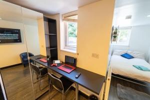 STAY SA Equipped Studios in Guest House next to UOB and QE!