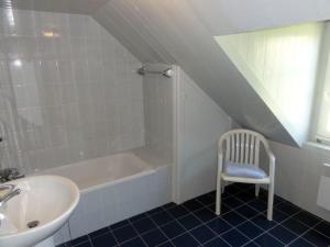 Maisons de vacances Maison familiale typique a Sauzon avec jardin, proche du port - FR-1-418-11 : photos des chambres