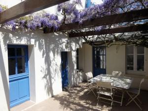 Maisons de vacances Maison familiale typique a Sauzon avec jardin, proche du port - FR-1-418-11 : photos des chambres