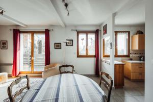 Maisons de vacances Spacious apartment with garage and balcony overlooking the mountains : photos des chambres