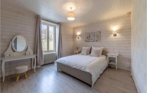 Maisons de vacances Awesome Home In Arthenac With Wifi : photos des chambres