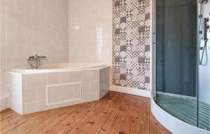 Maisons de vacances Awesome Home In Arthenac With Wifi : photos des chambres