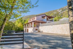 Amazing 4 bedroom villa with Swimming pool and WIFI, family frendly 