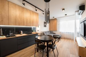 Żoliborz Obsidian Apartment by BookingHost