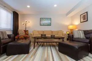 Updated & Comfy Bungalow with Parking Easy Access - Crafton