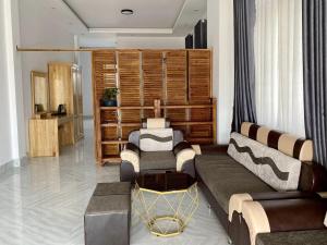 Căn hộ nhìn ra Núi (Apartment with Mountain View)