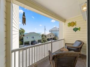 obrázek - Breezy Does It - Take it "br-eezy" while you stay in the heart of Carolina Beach, One minute walk to the beach! condo