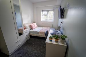 FREE PARKING Cosy Studios in Guest House close to city and QE and UOB!
