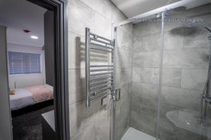 FREE PARKING Cosy Studios in Guest House close to city and QE and UOB!